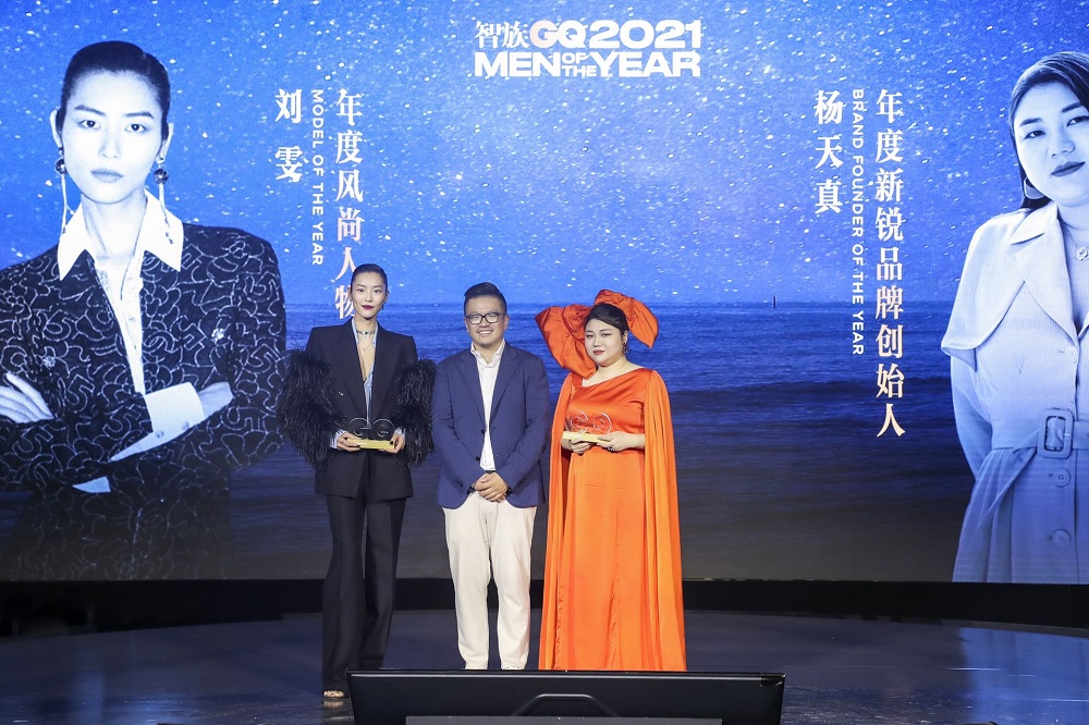 杨天真GQ盛典获“年度新锐品牌创始人” 超大蝴蝶结造型呈现自信美